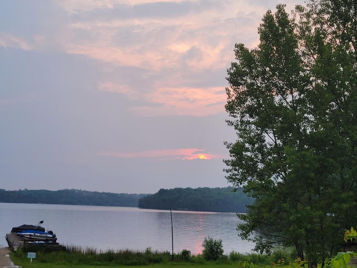 Chalet With Great Lake View Gracefield Extérieur photo